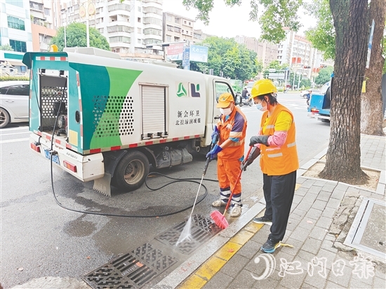 新会城管部门通过“清洗+清淤+冲洗+消杀”组合拳,消除隐匿在地下的蚊虫孳生地。 新会城管部门通过“清洗+清淤+冲洗+消杀”组合拳,消除隐匿在地下的蚊虫孳生地。
