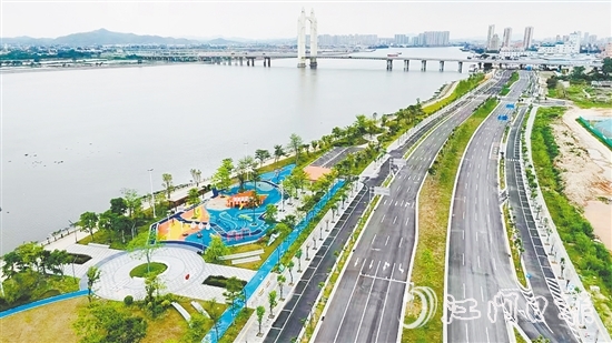 开平市对沿江景观进行系统性提质升级,致力于为市民打造“四季有花、步移景异”的高品质滨水空间。 开平市对沿江景观进行系统性提质升级,致力于为市民打造“四季有花、步移景异”的高品质滨水空间。