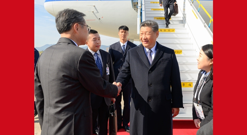 习近平抵达韩国出席亚太经合组织第三十二次领导人非正式会议并对韩国进行国事访问 习近平抵达韩国出席亚太经合组织第三十二次领导人非正式会议并对韩国进行国事访问