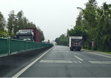 织密安全防护网！国道G325线八一至蒲桥段防眩网工程收官，双向车流有了“防眩守护者”