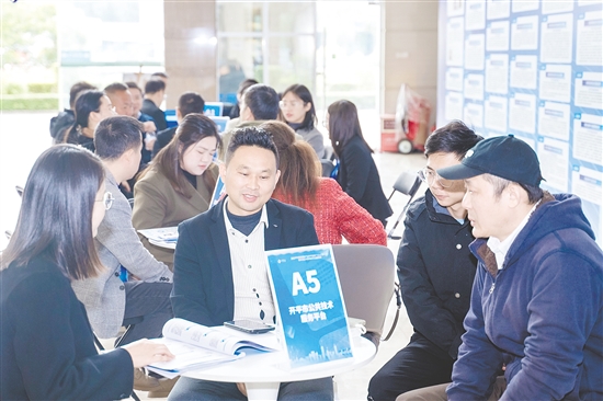 专家学者与企业代表面对面交流。