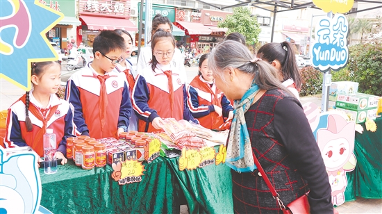 新会儿童友好频道C-Channel举办线下活动,为儿童提供参与社会事务的新路径。 新会儿童友好频道C-Channel举办线下活动,为儿童提供参与社会事务的新路径。