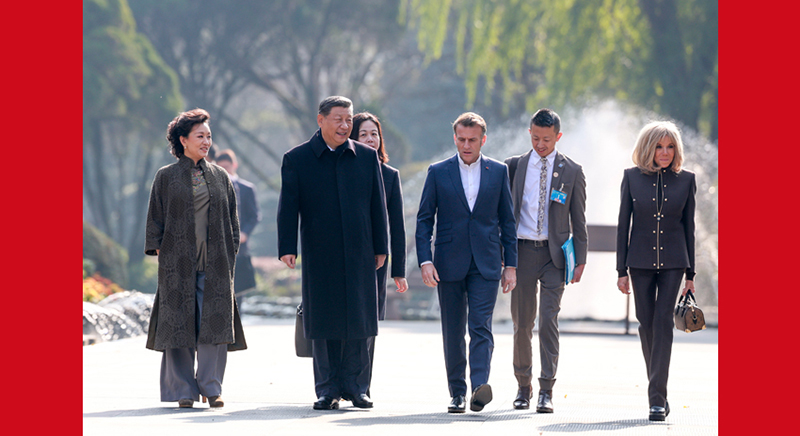 习近平同法国总统马克龙在成都进行友好交流