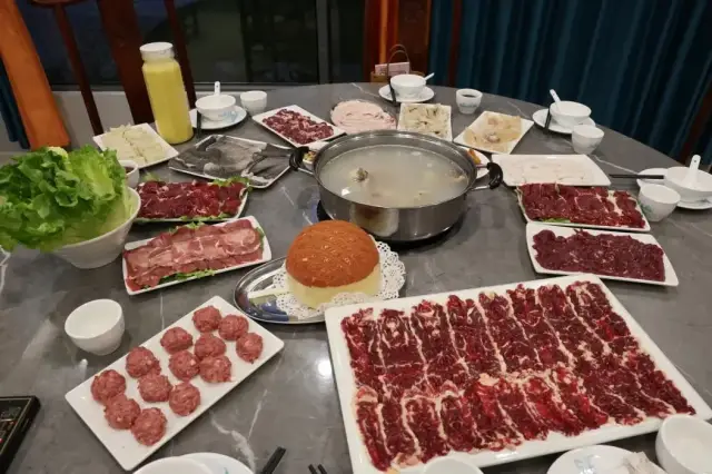 各式牛肉任君选择,还有比脸大的咖喱牛肉菠萝包。卢淑欣 摄 各式牛肉任君选择,还有比脸大的咖喱牛肉菠萝包。卢淑欣 摄