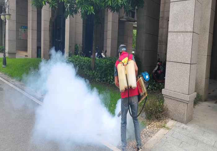 （资料图片3：对下水道、绿植开展热烟雾喷雾）.png