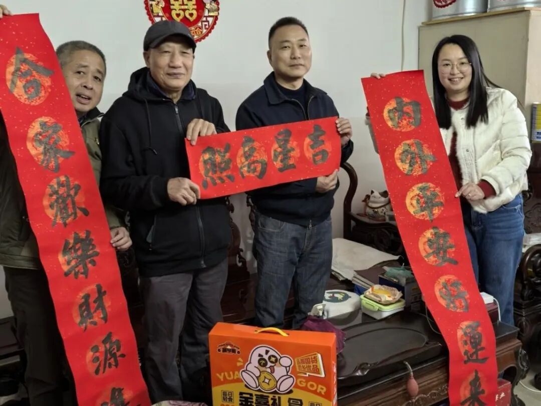 写春联、送福字、暖民心……市教育局党员志愿者用“教育温度”增色马年新春