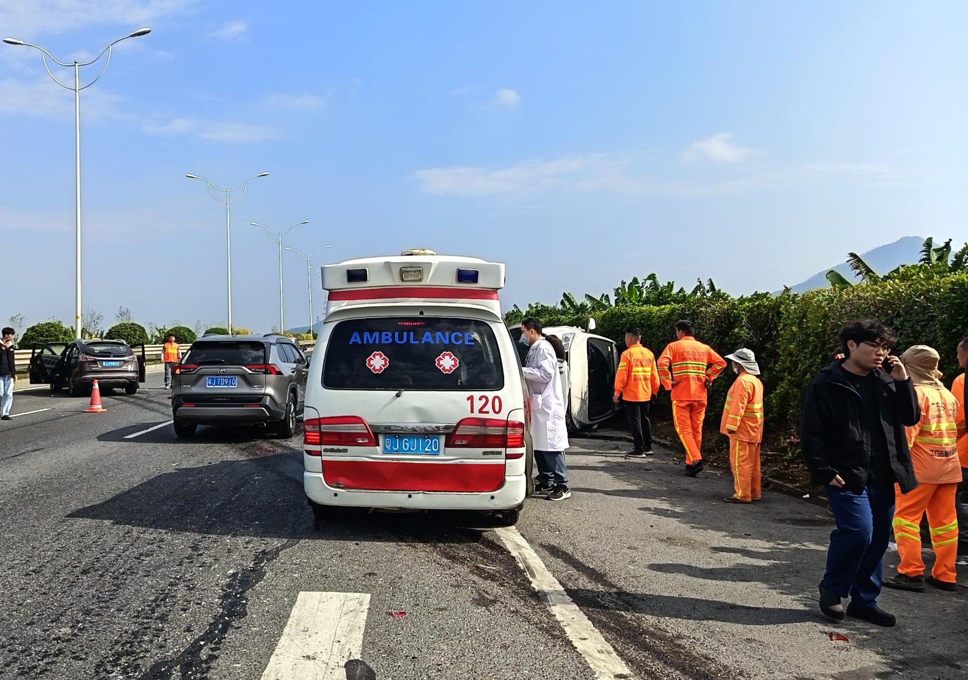 公路信息xh202606——养护归途遇险情  危急时刻显担当——新会公路养护人员成功救出车祸被困司机（3）.jpg