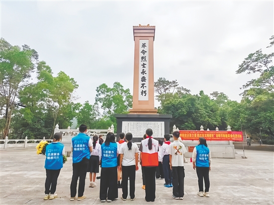 由开平市文明办、长沙街道新时代文明实践所主办，苍江健身广场学雷锋志愿服务站承办的清明节致敬革命先烈主题活动在梁金山烈士陵园举行。
