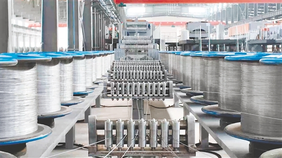 腾龙精线项目定位为区域领先的高端不锈钢精密深加工基地,集精密加工、智能制造、供应链集成于一体,达产后,16条生产线将全速运转,预计年产值达15亿元。 腾龙精线项目定位为区域领先的高端不锈钢精密深加工基地,集精密加工、智能制造、供应链集成于一体,达产后,16条生产线将全速运转,预计年产值达15亿元。