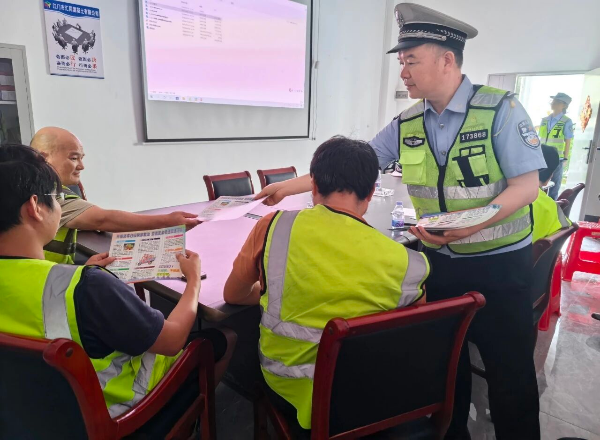 江门交警主动靠前精准发力，深入企业送上交通安全“平安课”