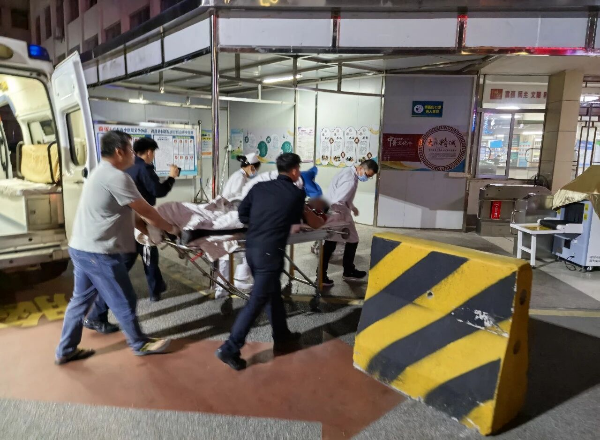 争分夺秒！警车紧急开道……