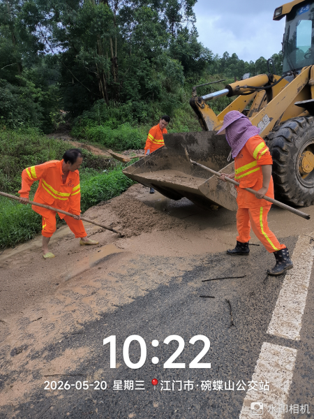 图为公路养护突击队清理路面突发1.jpg