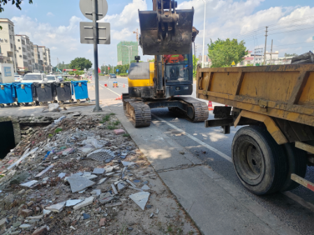 图6：清理路边建筑垃圾.jpg