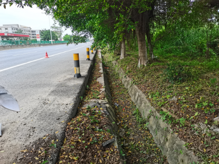 图9：沿线水沟清理前.jpg