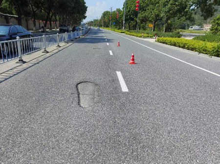 图11：修复路面坑槽前.jpg
