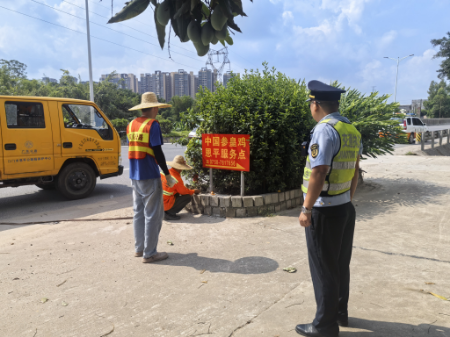 图13：联合交管部门清理沿线违规广告牌1.jpg