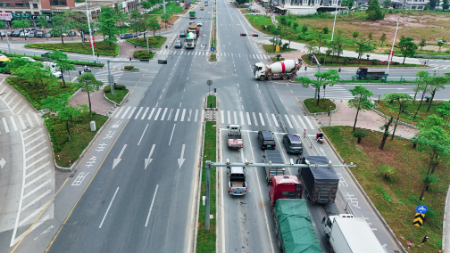 图18:国道325线锦江国际路段中间绿化带提升后.jpg