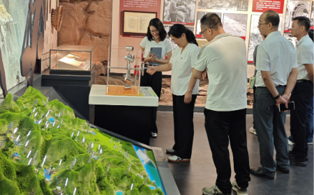 图为参观崖门镇古兜大会战学习教育基地2.jpeg
