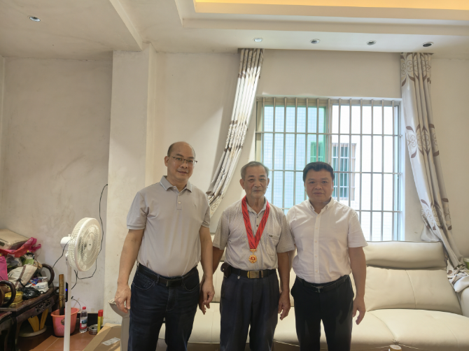 “七一”走访慰问活动2（林华惠供图）.jpg