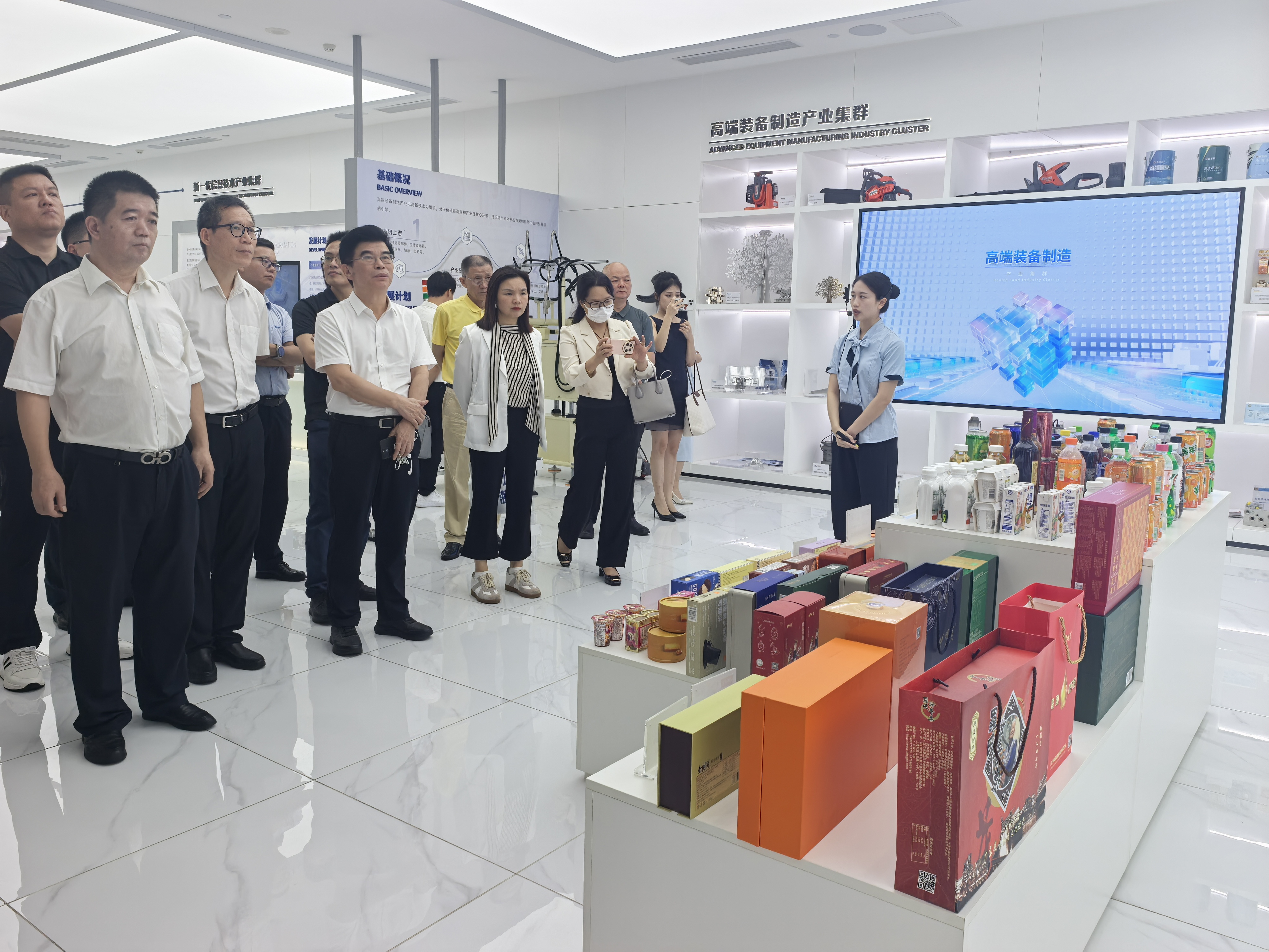 考察团参观高新区（江海区）产业共享展厅.jpg