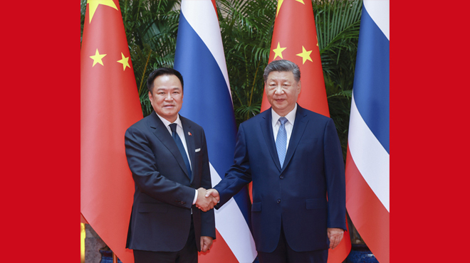 习近平会见泰国总理阿努廷