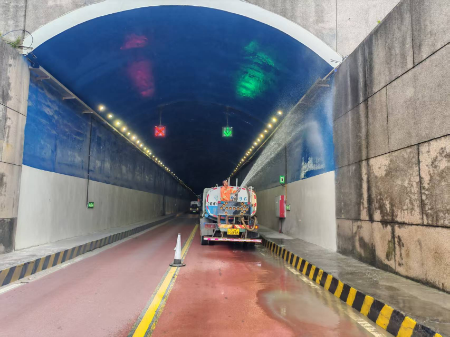 高压冲洗隧道侧壁.jpg