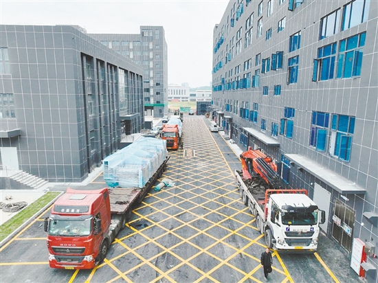 在“完工即投产”改革模式助力下，广东南王环保科技有限公司鹤山生产基地正加速投产。