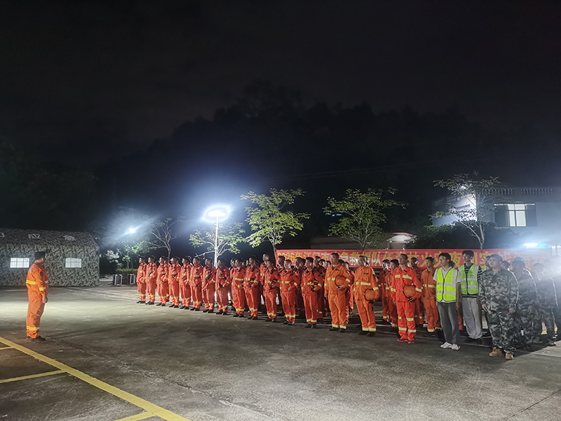 260824以练备战，筑牢防线！我市组织开展2026年森林火灾夜间实战演练 (2).jpg