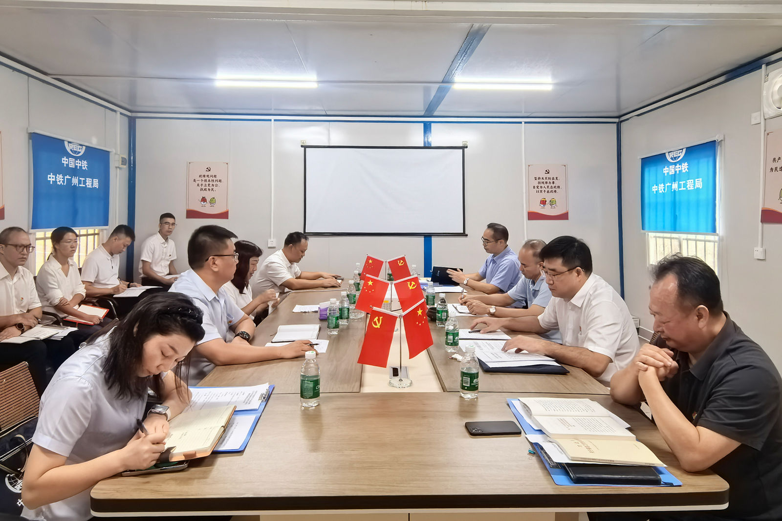 把支部建在工地上！市建管中心这场会议开到项目一线