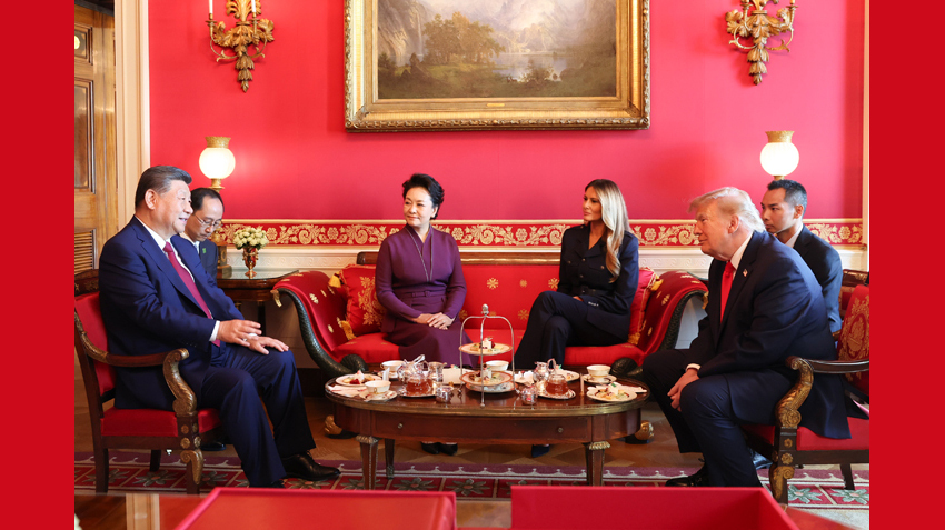 习近平和彭丽媛同美国总统特朗普夫妇茶叙