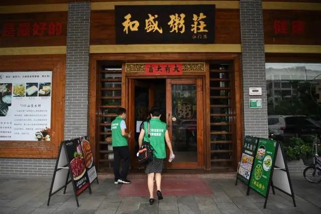 垃圾分类市民观察团走进酒楼餐厅,开展餐厨垃圾专项观察。 图片