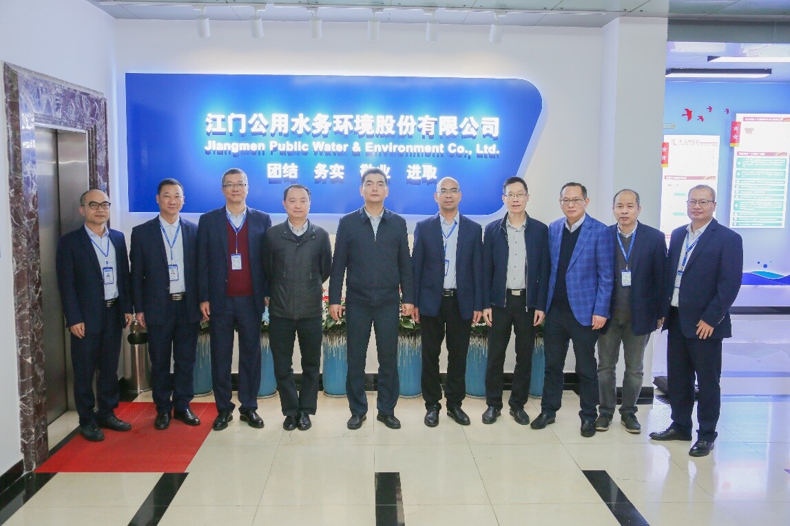 郑晓毅还向春节期间坚守在保障城市供水一线岗位上的