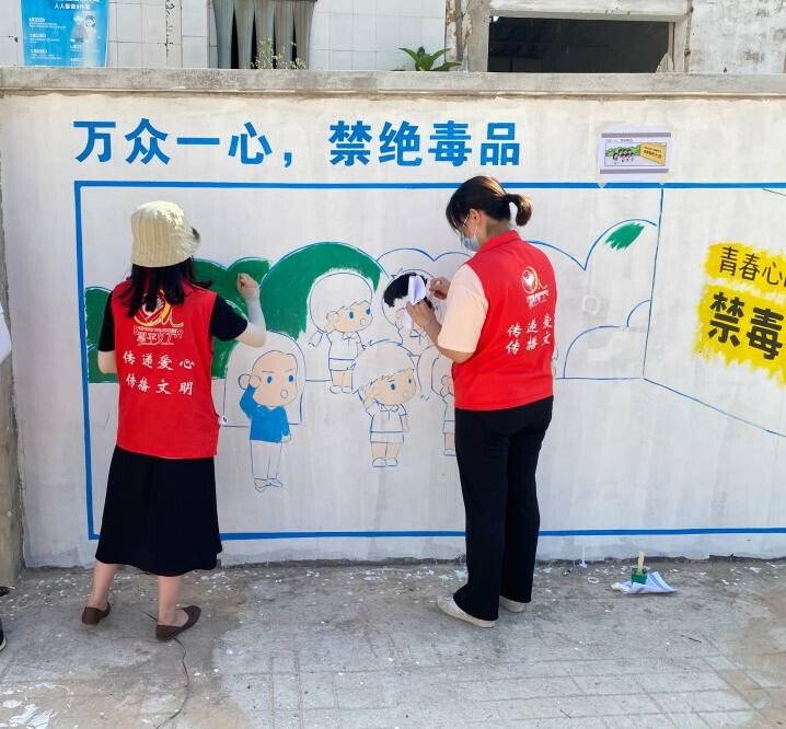 分工合作,根据墙绘设计师的设计稿调制颜料,描绘图案,填色,撰写禁毒