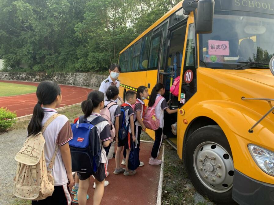 滴滴大鼻子校车来接你上下学啦江门汽车总站顺利完成信志学校开学首日
