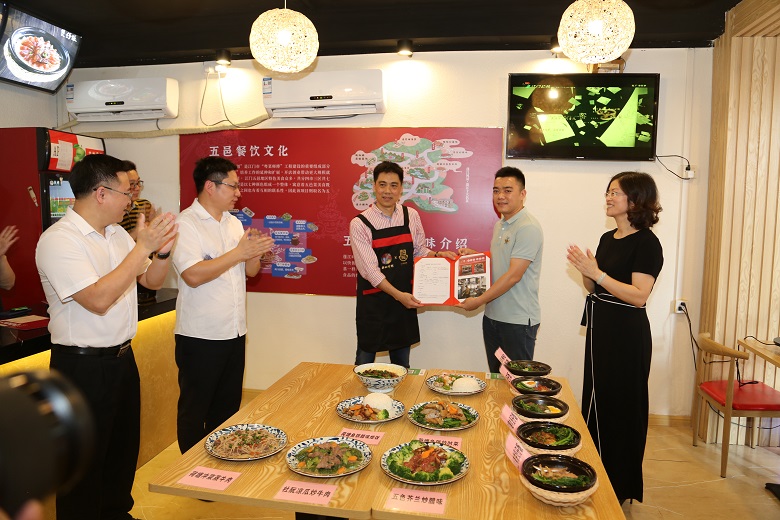 6、蓬江区人社局现场接受该店开店备案.JPG