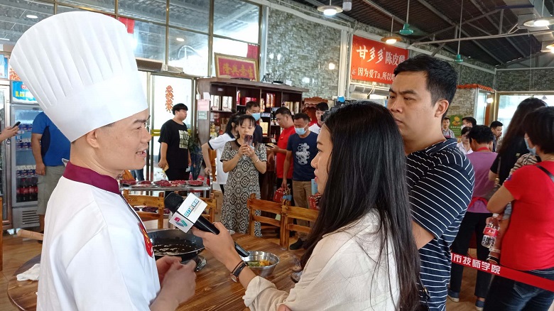 参赛选手接受媒体采访.jpg