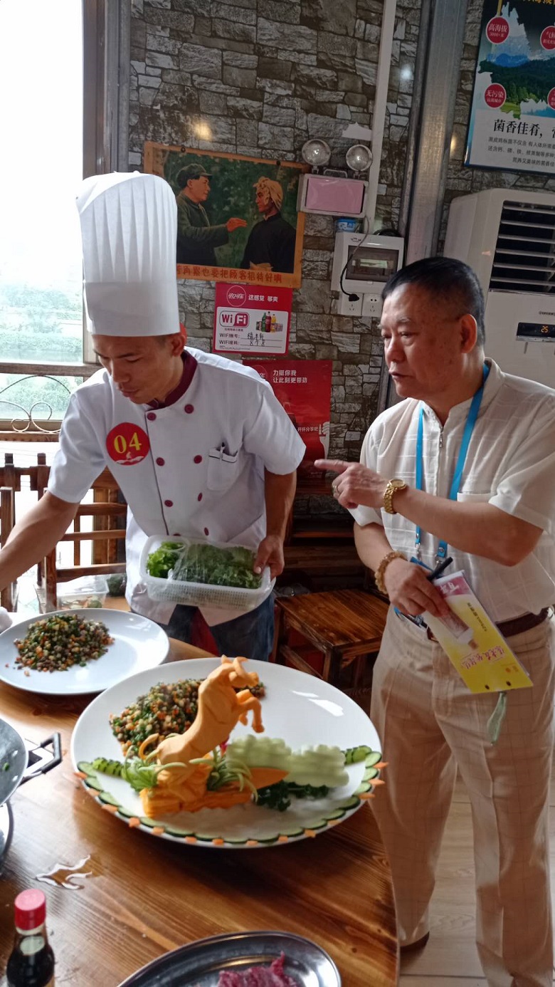 裁判员为参赛选手现场打分.jpg