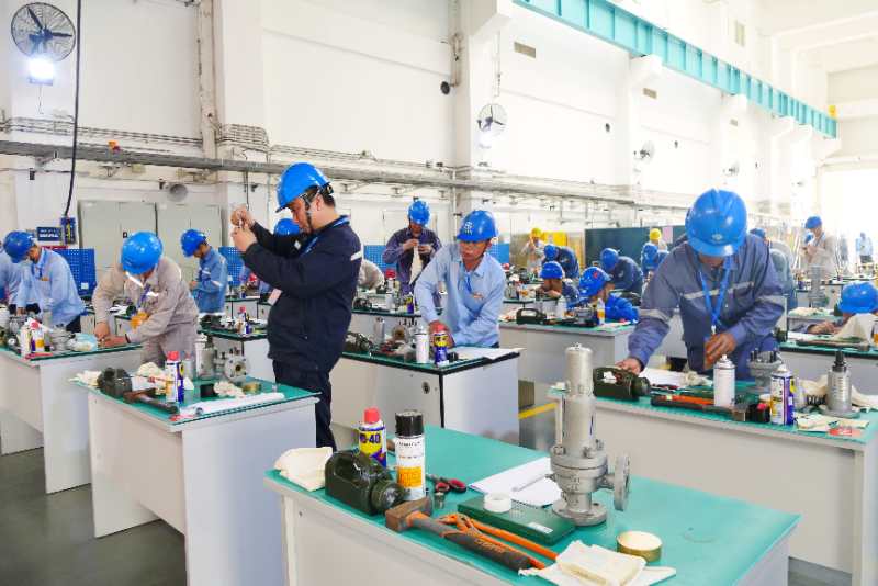 参赛选手在技能竞赛 同台竞技.jpg