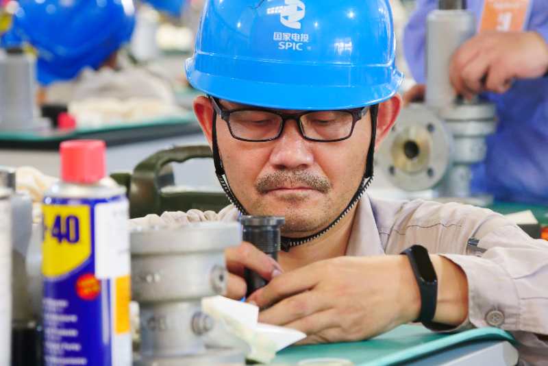 参赛选手在技能竞赛 上认真专注完成操作任务2.jpg
