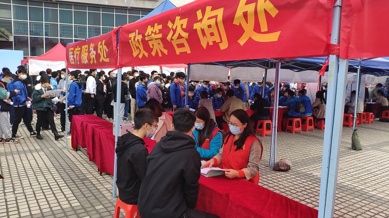 招聘会现场图片2.jpg