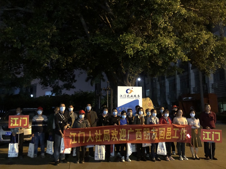 相片4、务工人员顺利抵达市人力资源市场.jpg