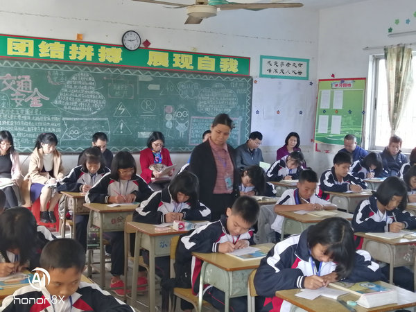 东成中学数学教师方华丽细致辅导学生.jpg