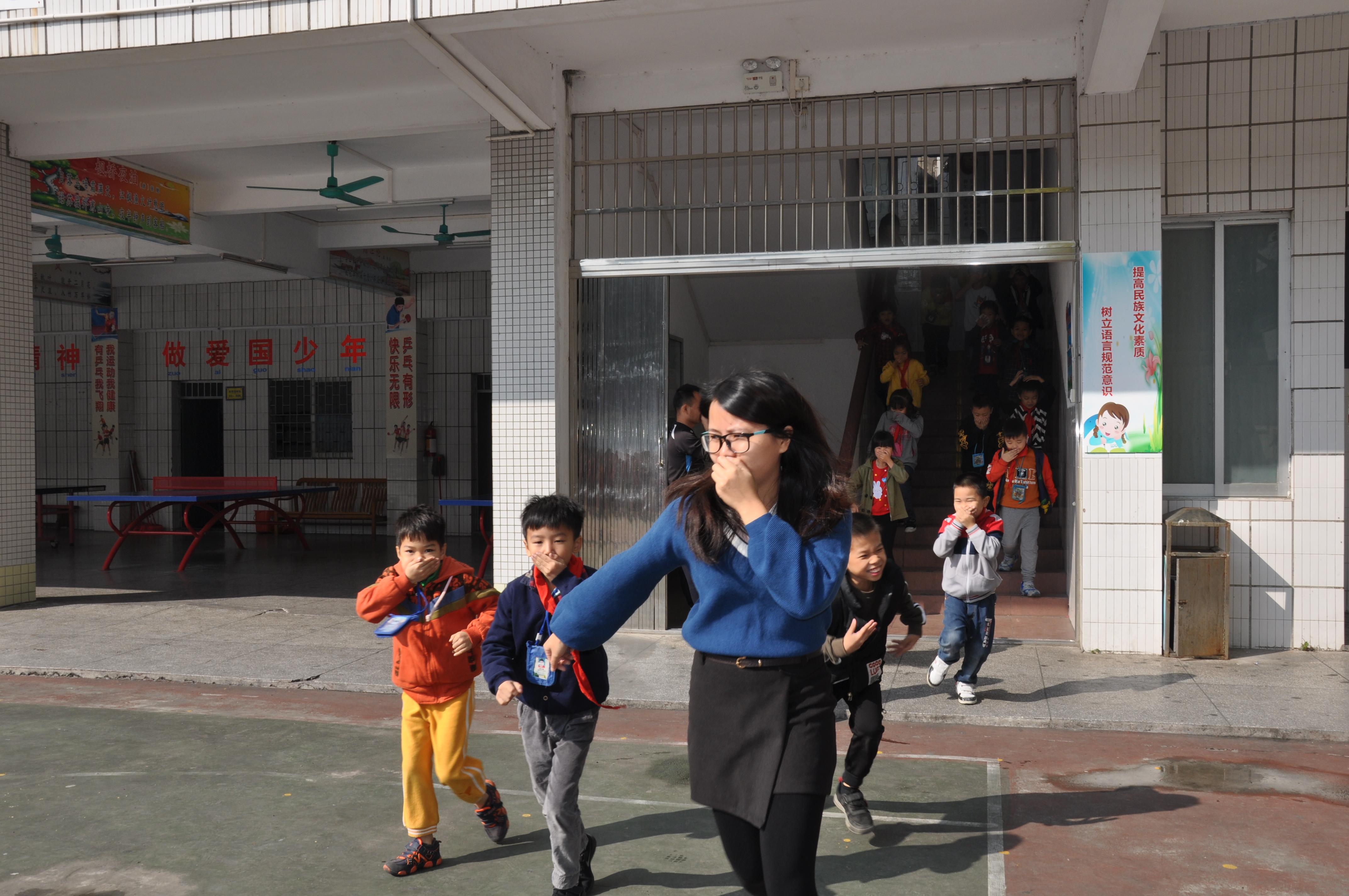 1学生在班主任的带领下迅速有序撤离.jpg