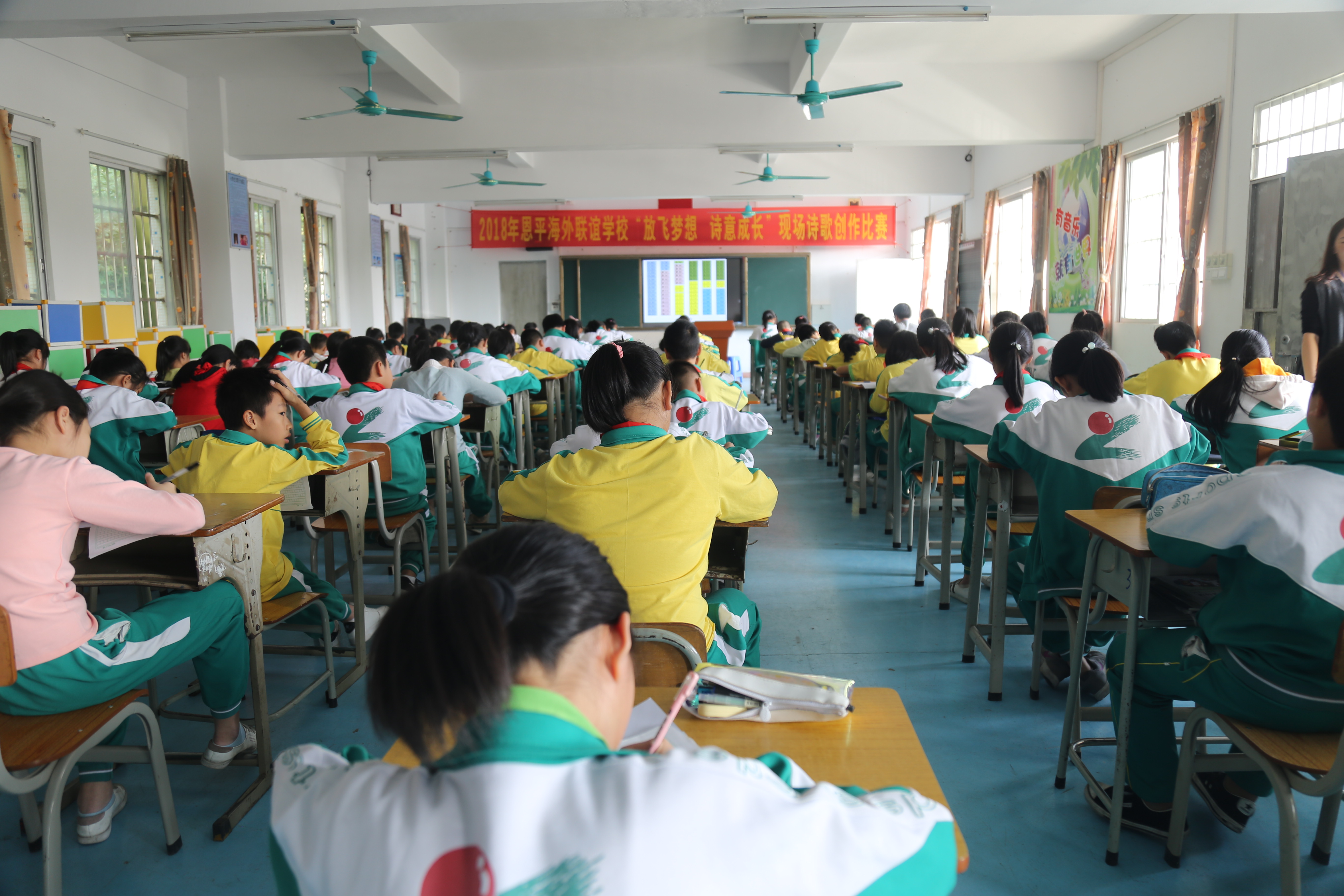 1、学生们在专心创作诗歌.JPG