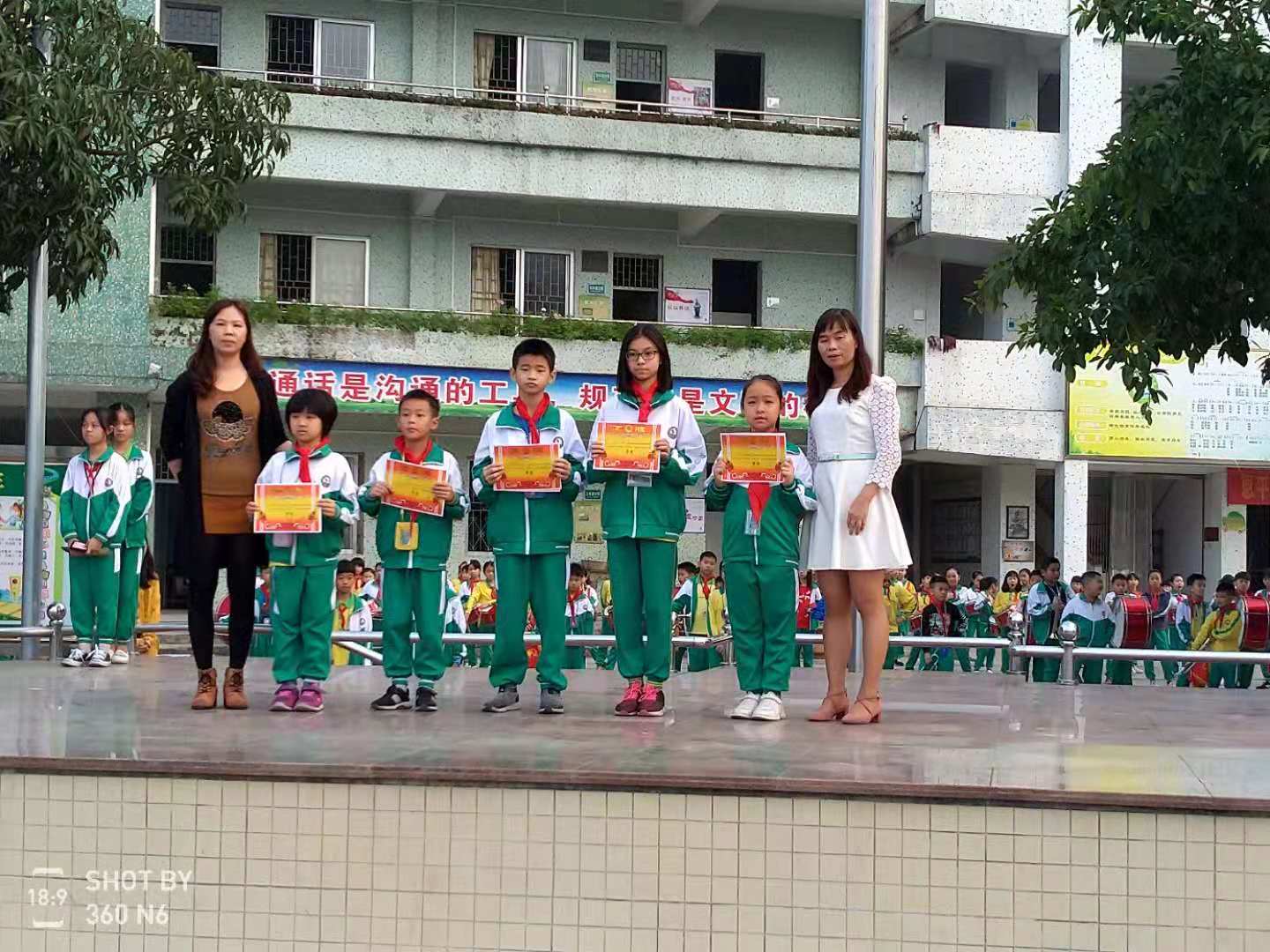 2、为获奖学生颁奖.jpg