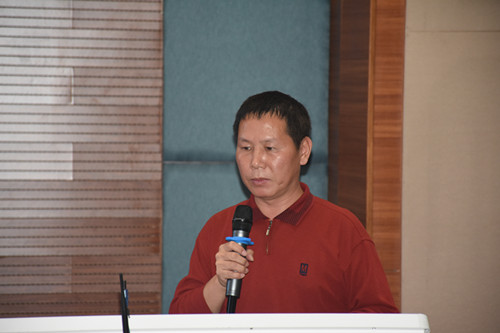 3黄德军主席带领老师们学习.JPG