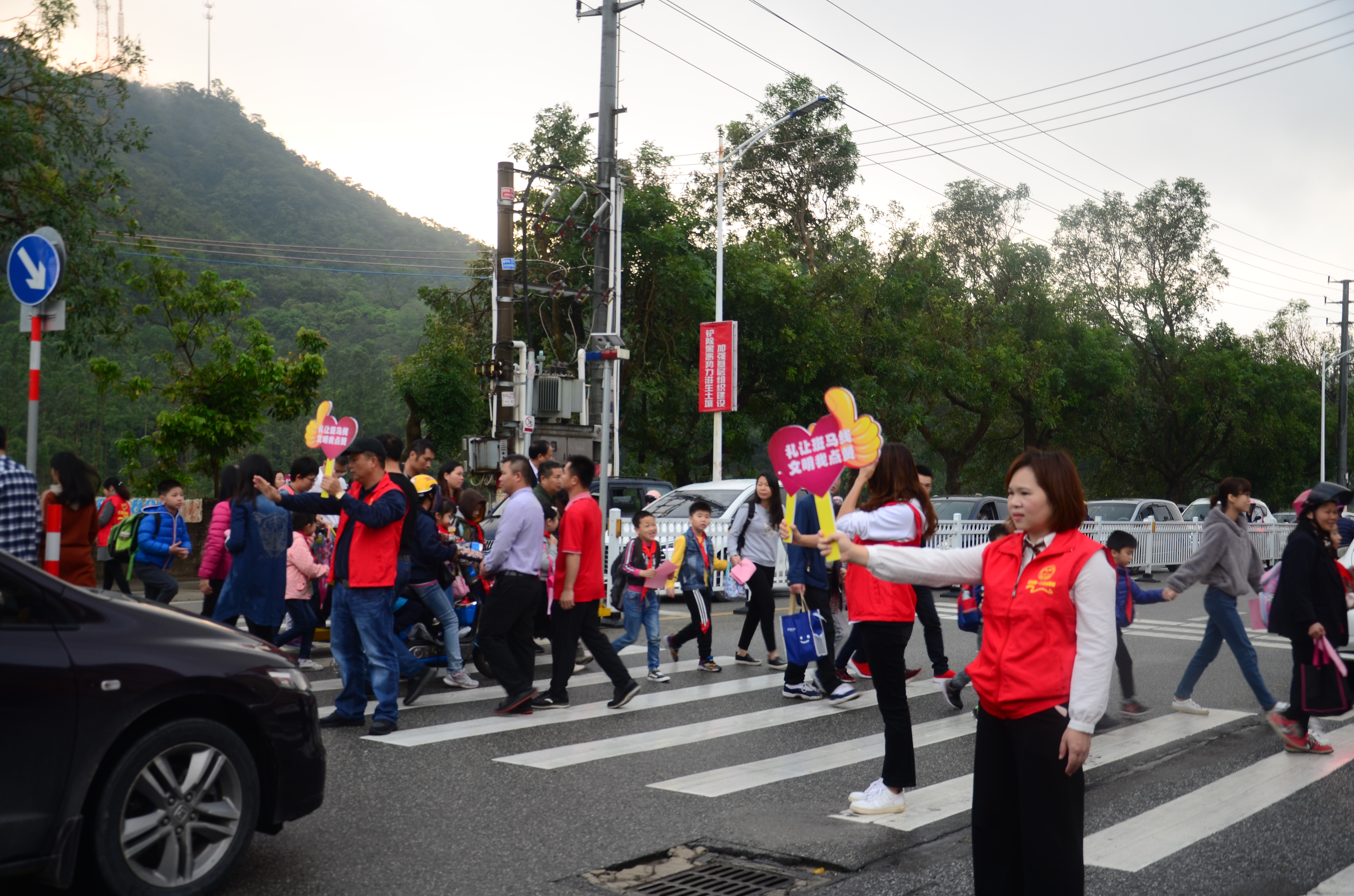 恩城一小 组织亲子一共开展“礼让斑马线，文明我点赞”志愿活动.jpg