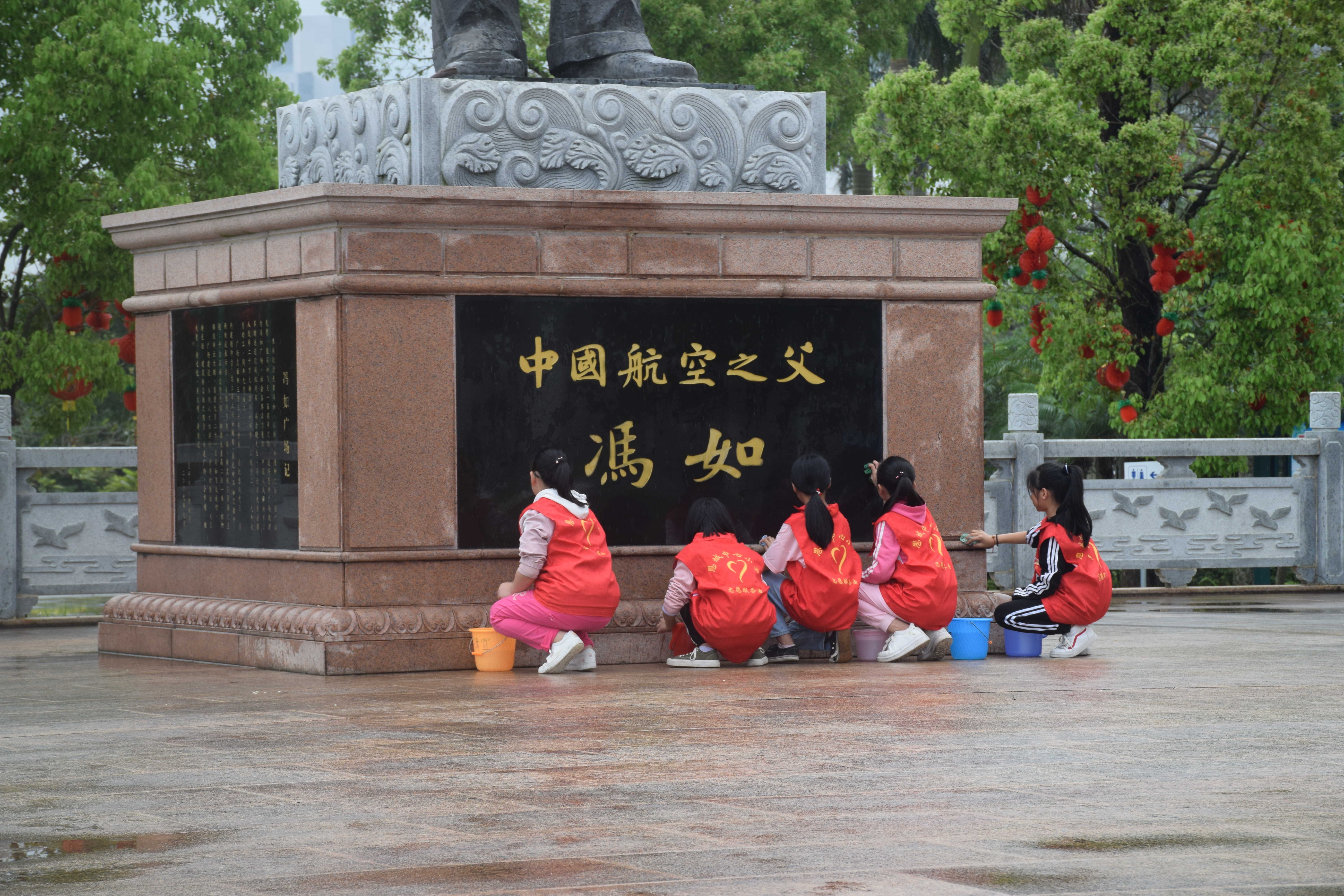 恩城中心小学 少先队大队部组织天使服务队前往冯如广场，打扫广场卫生、清洁冯如纪念碑.jpg