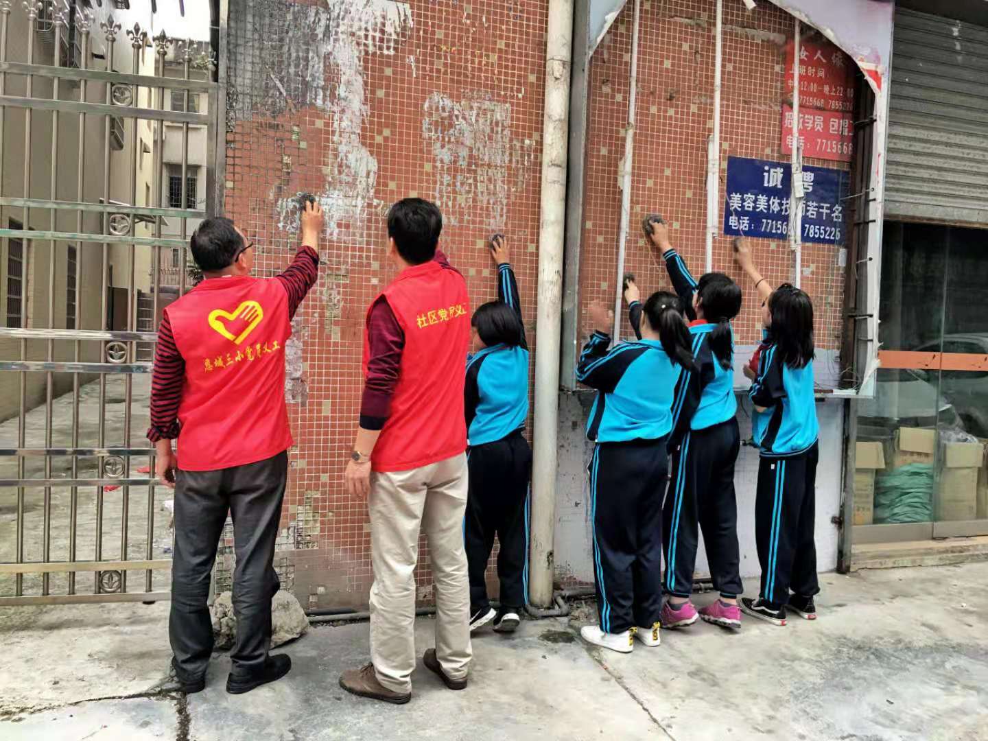 恩城三小 学雷锋，见行动——组织家长义工、学生志愿者与东门社区居委会联手开展街道清扫活动 清除“牛皮癣”.jpg