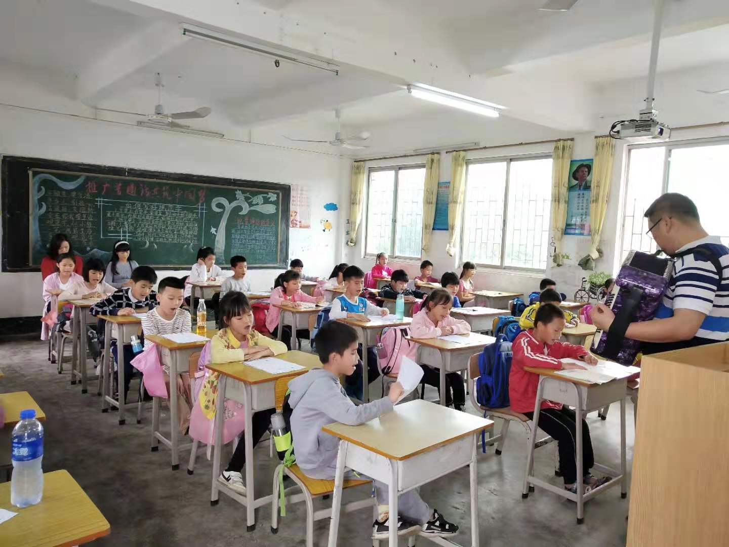 冯俊荣老师上《真善美的小世界》.jpg